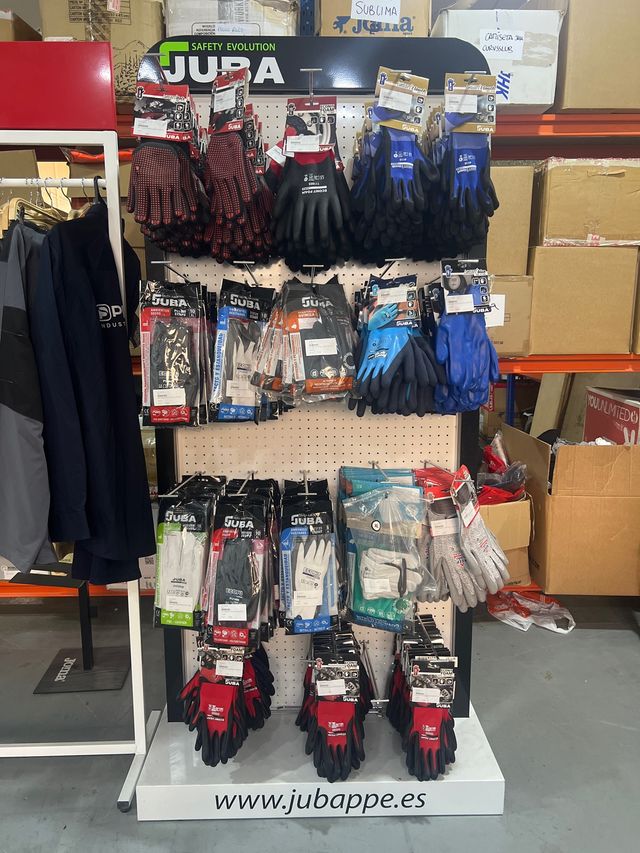 Expositor JUBA con guantes de trabajo