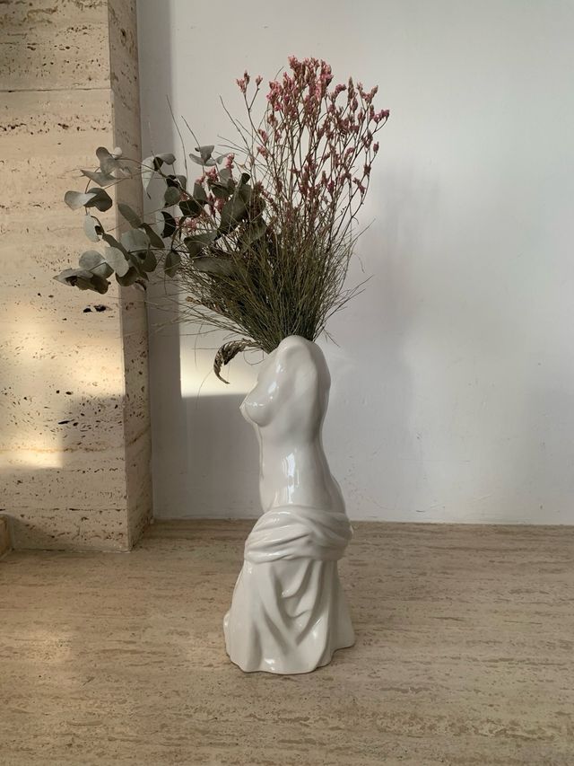 Jarrón de cerámica con forma de torso femenino