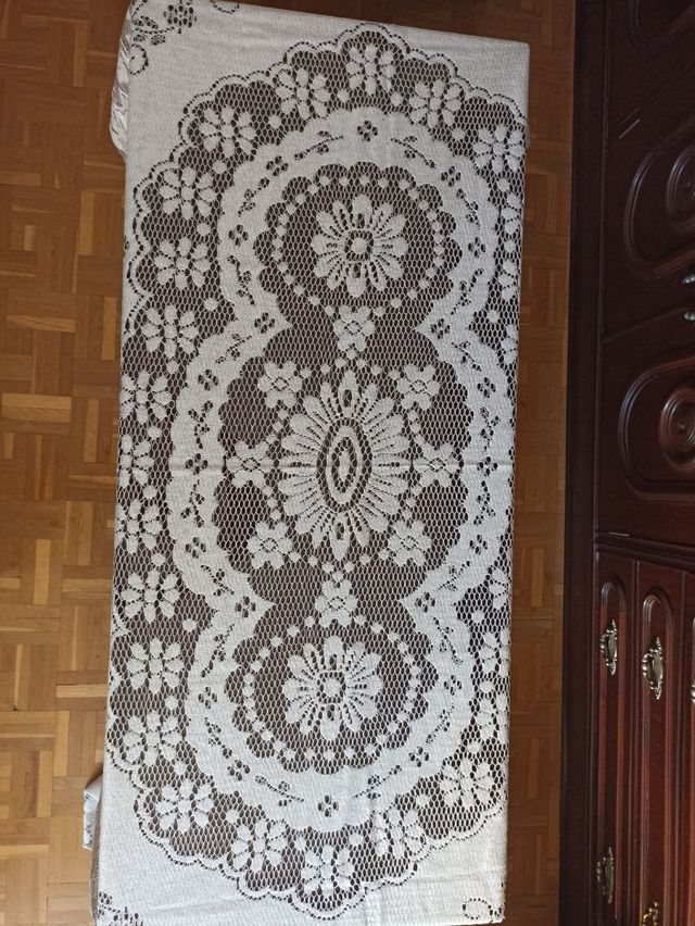 Mantelería 12 servicios encaje beige