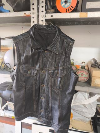 Chaleco de cuero negro