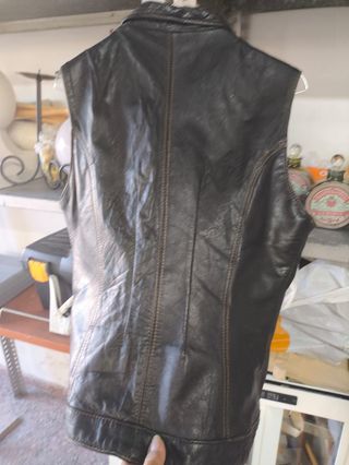 Chaleco de cuero negro