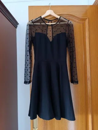 Vestido de fiesta negro con lunares

