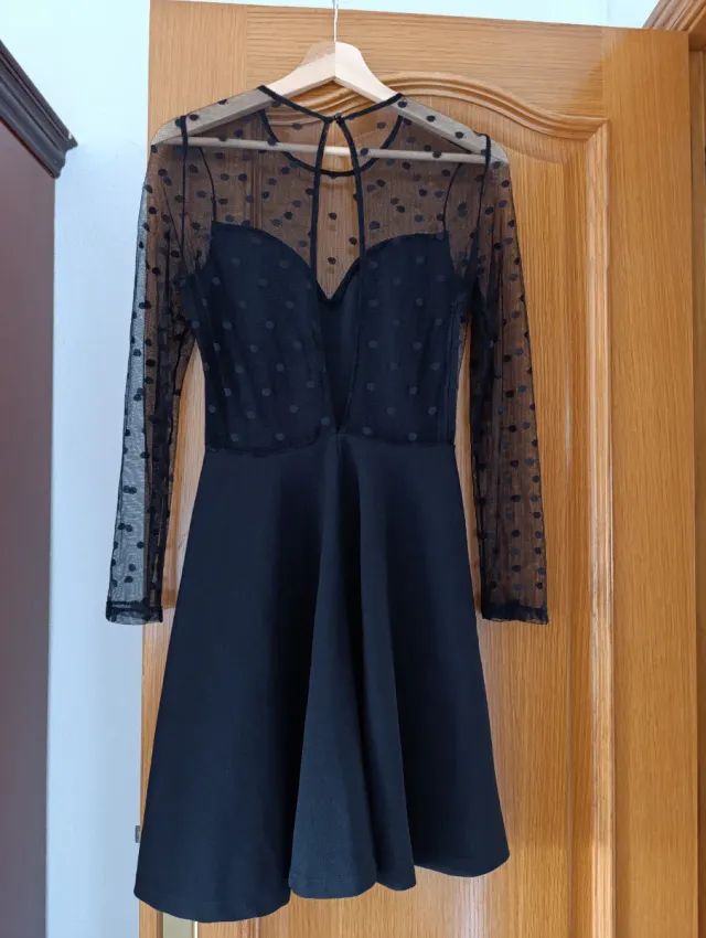 Vestido de festa preto com bolinhas