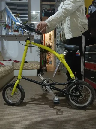 Bici plegable amarilla 

