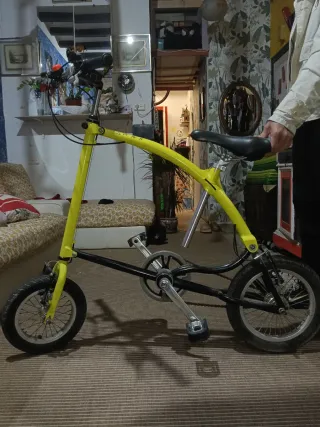 Bici plegable amarilla 
