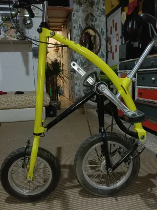 Bici plegable amarilla 
