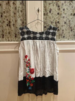 Camiseta Desigual bordada flores