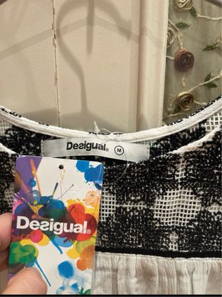 Camiseta Desigual bordada flores