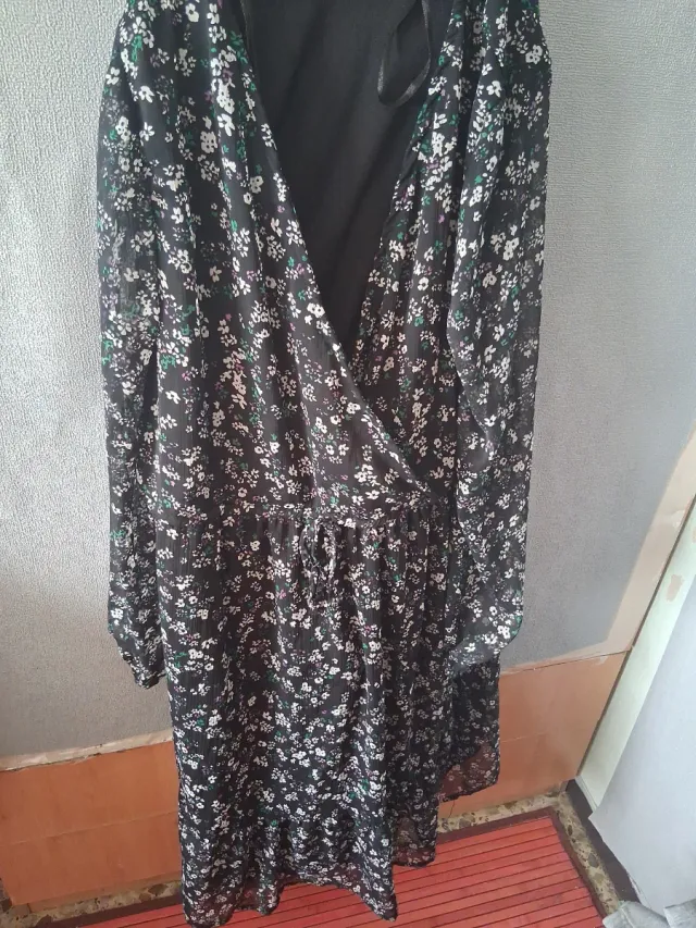 Vestido floral negro manga larga