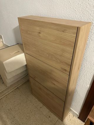 Zapatero de madera color beige y marrón