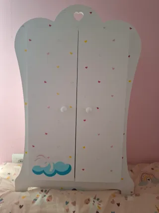 Conjunto de Cuna con almacenaje y armario.