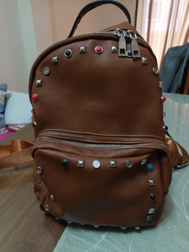 Mochila cuero tachuelas