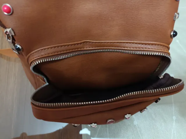 Mochila cuero tachuelas