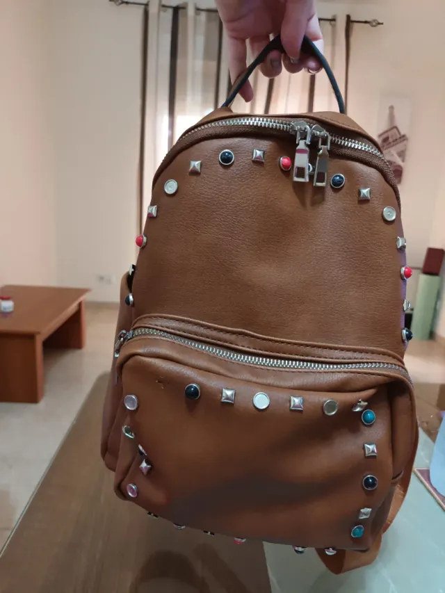 Mochila cuero tachuelas