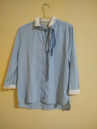 Camisa Stradivarius azul y blanca