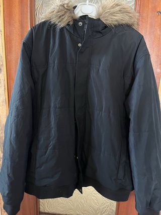 Abrigo Parka Negro con Capucha y Pelo