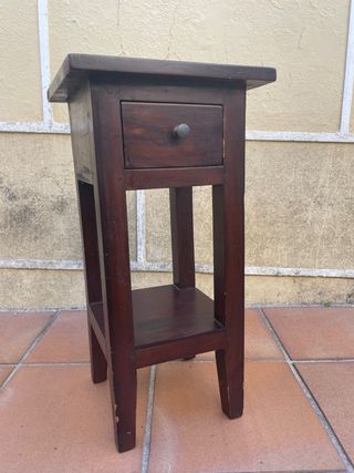 Mesita de madera con cajón y balda 