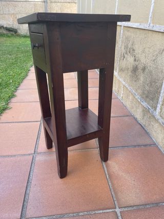 Mesita de madera con cajón y balda 
