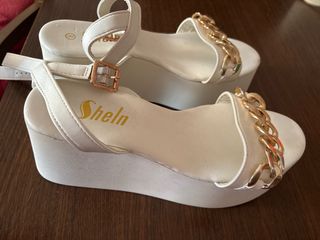 Sandalias Shein blancas con cadena dorada T39