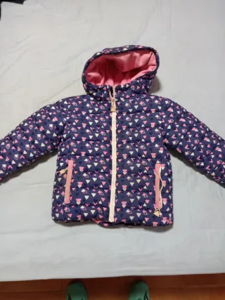 Abrigo niña estampado triángulos
