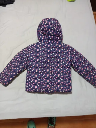 Abrigo niña estampado triángulos