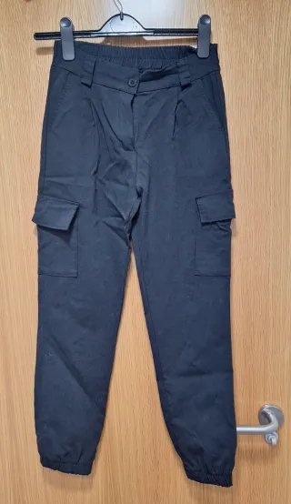Pantalón tipo cargo negro chica