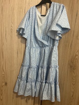 Vestito azzurro con fiori bianchi
