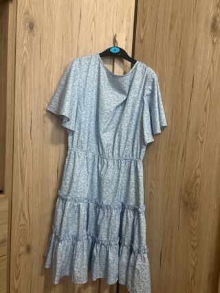 Vestito azzurro con fiori bianchi