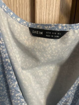 Vestito azzurro con fiori bianchi