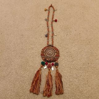 Collar con colgante étnico y borlas