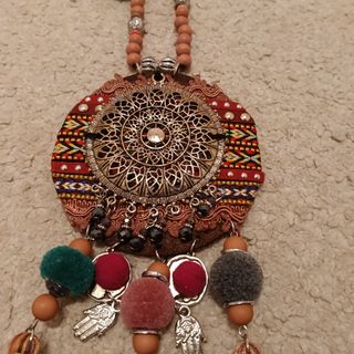 Collar con colgante étnico y borlas
