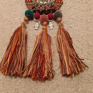 Collar con colgante étnico y borlas
