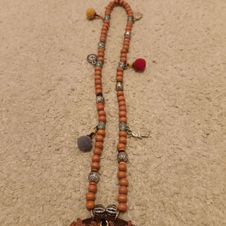 Collar con colgante étnico y borlas