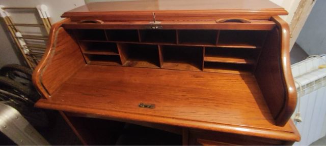 Buró antiguo de madera con persiana