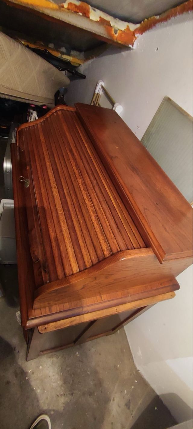 Buró antiguo de madera con persiana