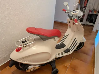 Moto eléctrica Homcom Vespa niña de 3 a 6 años.