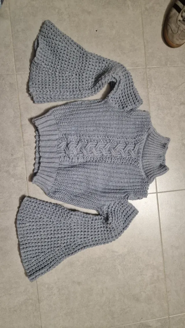Jersey de punto gris con mangas acampanadas