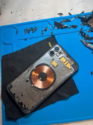 Reparación cristal trasero iPhone 
