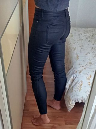 MANGO Pantalones negro efecto cuero tiro bajo T:38
