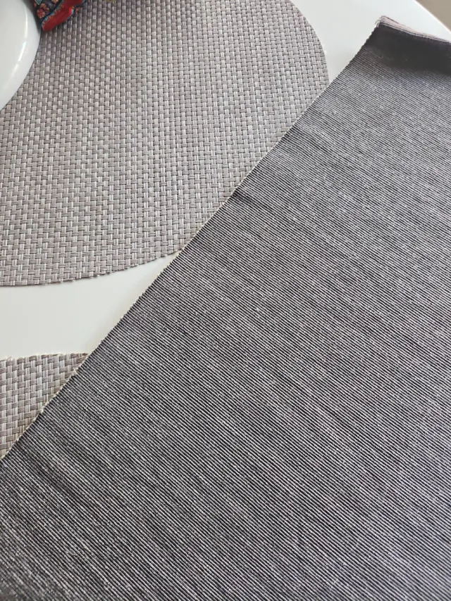 Camino de mesa gris tejido