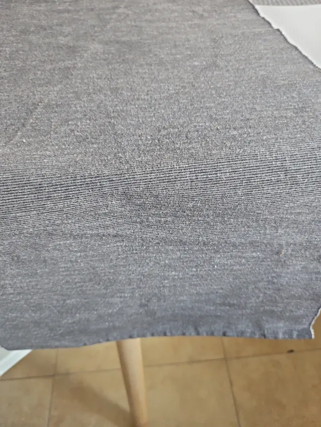 Camino de mesa gris tejido