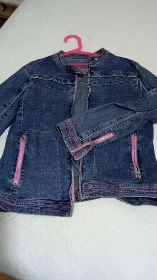 Chaqueta vaquera elástica azul y rosa Talla L