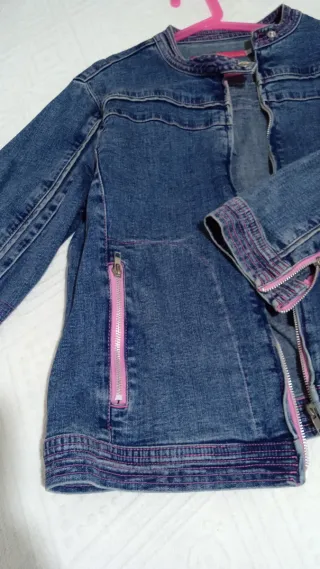 Chaqueta vaquera elástica azul y rosa Talla L