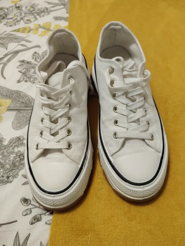 Playeras blancas con plataforma