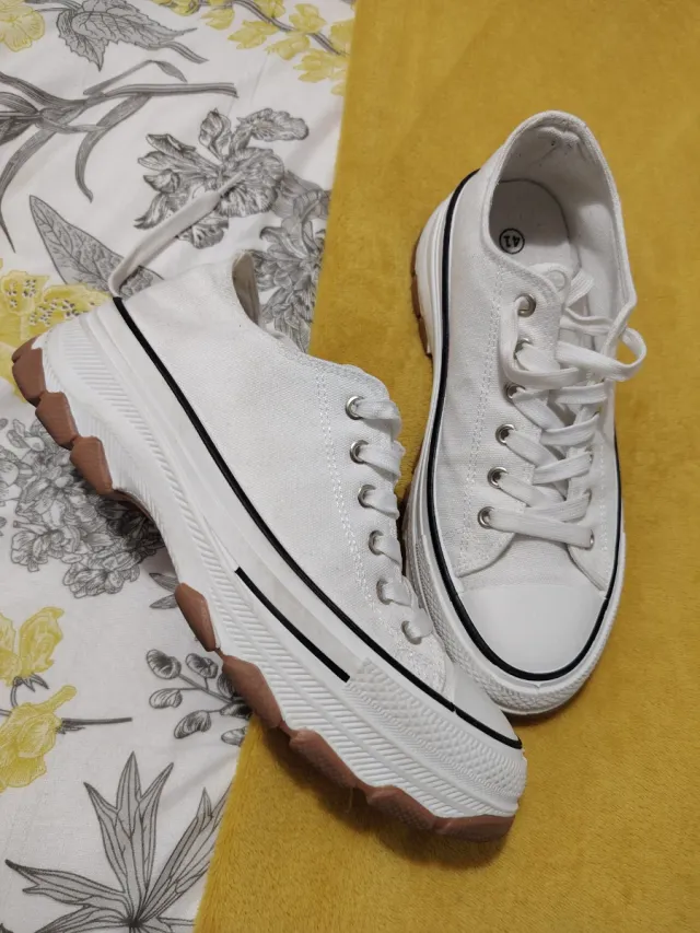 Playeras blancas con plataforma