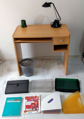 LOTE MESA DE MADERA CON CAJÓN Y BANDEJA EXTRAÍBLE 