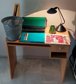 LOTE MESA DE MADERA CON CAJÓN Y BANDEJA EXTRAÍBLE 