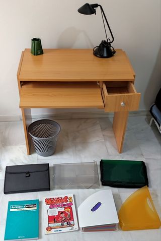 LOTE MESA DE MADERA CON CAJÓN Y BANDEJA EXTRAÍBLE 