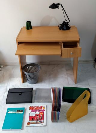 LOTE MESA DE MADERA CON CAJÓN Y BANDEJA EXTRAÍBLE 