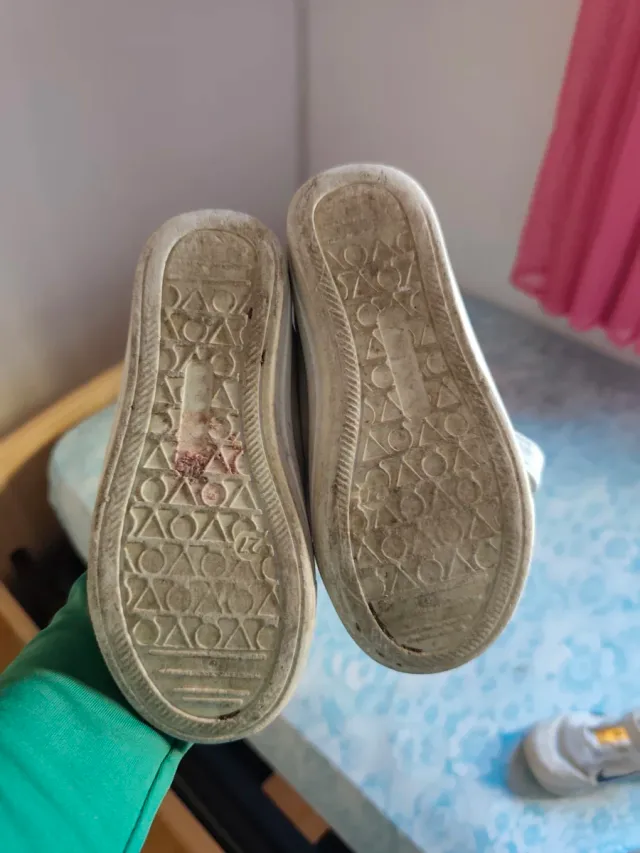 Urgente vendo Zapatillas grises con velcro